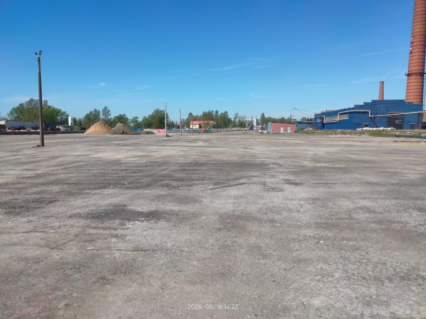Площадка в Колпино, 2,1 Га . Аренда по 150 руб кв м 
Мощность есть, газ на территории есть, ж/д действующая, асфальтовой крошкой отсыпали.
Если нужен офис - есть в ОСЗ

 Склады 500 руб./м.кв (освободится небольшой около 200-300 м.кв) холодный, офис 600-650. 

