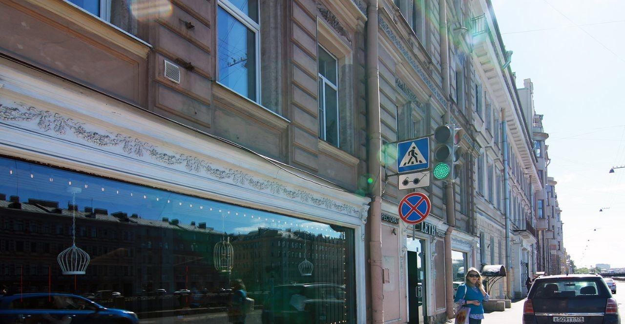 Ресторан авторской кухни с видом на Фонтанку и БДТ. 
Огромные витрины
1 этаж, Фасад.
Угол наб. реки Фонтанки и пер. Джамбула.
Н- 3,20 м., 50 кВт.
Все коммуникации. Большие витрины.
Отдельные входы- с наб. реки Фонтанки и со двора.
Удобное месторасположение, пересечение оживлённых магистралей города.