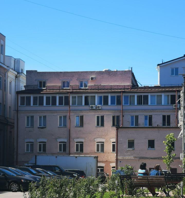 Здание площадью - 4000 кв.м.  Комплекс Портал  расположен в Адмиралтейстком районе Санкт-Петербурга,  
в шаговой доступности от станции метро Нарвская. 
Это место является границей административных районов города  - Кировского и Адмиралтейского. 
Удобное расположение относительно транспортных маги