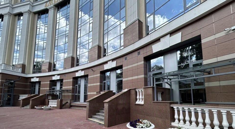 Продается  двухуровневое нежилое помещение свободного назначения 195.8 м2. Первая линия Московского проспекта!!!   Прекрасно подходит для любого бизнеса. Панорамные окна на первом этаже и в цоколе. Два отдельных входа. Большой трафик, помещение в составе БЦ.  До М. Московская 3 минуты пешком. Помеще