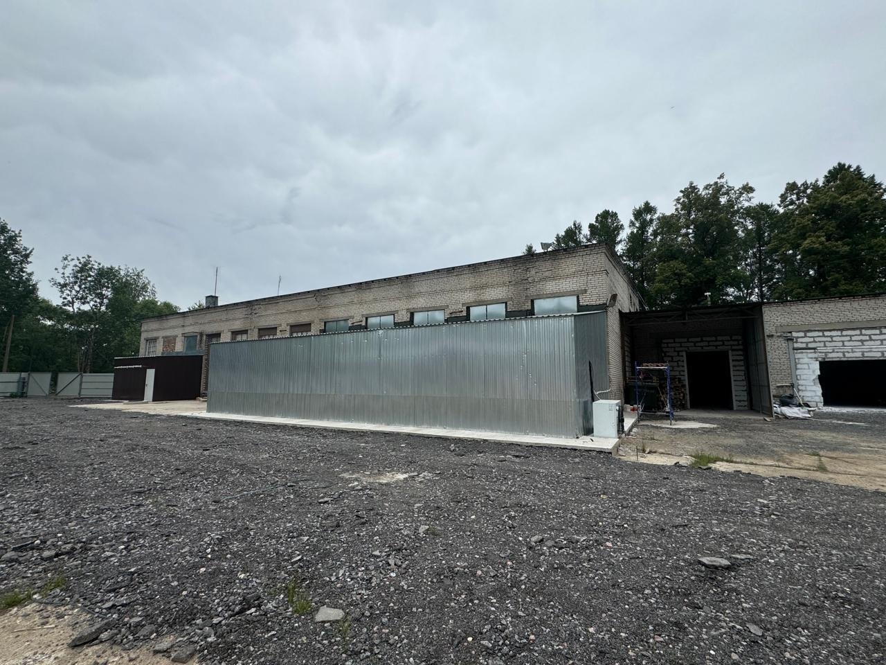 Продажа производственного комплекса, состоящего из отдельно стоящего здания на собственном обособленном земельном участке, расположенного в идеальной транспортной доступности от КАД (север города – Лахта и Приморский р-он, юг города – трасса м-10(11), аэропорт Пулково, Шушары, а также прямая трасса 