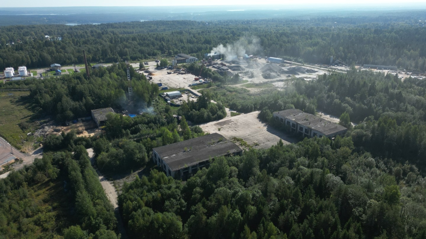 Участок земли п. Лесное
Электричество, Вода, Газ, собственная железнодорожная ветка.
Возможна нарезка от 57 Га.
Расположение: отличная транспортная доступность;в 5км проходит автомагистраль Новоприозерское шоссе (трасса А-129). 
Есть участок в ж/д полотном. Непосредственно к нашему участку примыка