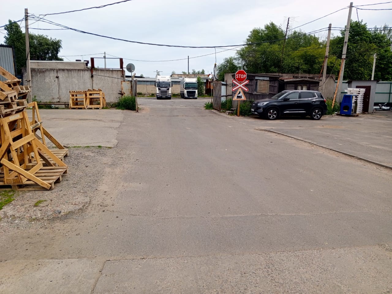 Участок 8 тыс. кв м с ж. д веткой Посёлок Металлострой, дорога на Металлострой, 5 
10 минут на авто до ст. м. Рыбацкое 
Продается открытая подкрановая площадка, ЗУ 8000 кв м с собственным Ж/Д тупиком и козловым кранном г/п 12, 5т.
 Площадка имеет следующие характеристики: 
- общая площадь 8000 кв.м 