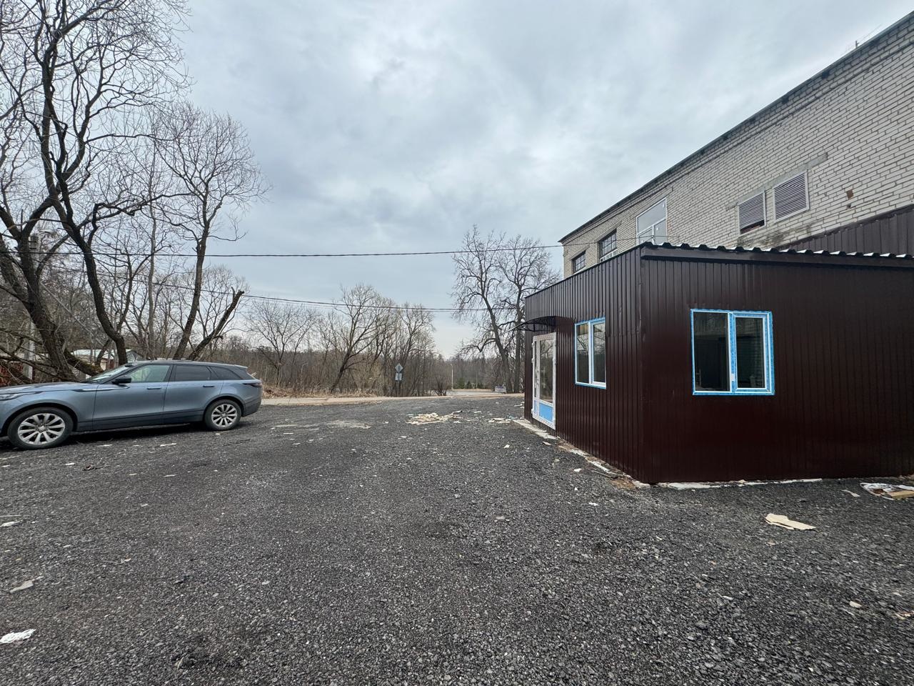 Земля промышленного назначения 868 кв м (Московский район.)  в собственности + здания 261 кв м. 
Удобный заезд с Московского проспекта или с Витебского. Между двумя проспектами Иркутская 
Земля под автосервис и склады. В здании канализация, центральная вода и 150 кВт энергии.
В помещении 4 бокса с к