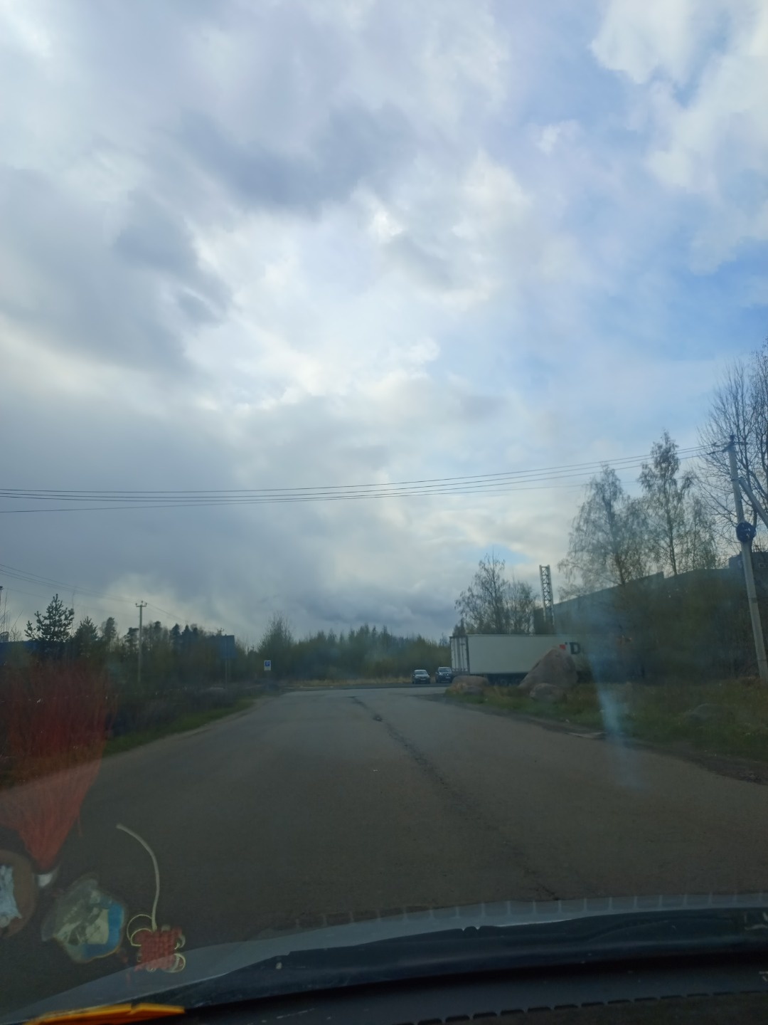 Волосовский район пос. Кикерино ж/д станция «81 км» 50 км от СПб , 20 км от Гатчины 
Массив земли промназначения общей площадью 17.6 га 
Кадастровые по запросу
Собственная ж/д ветка , большой объем газа , электричество до 1.35 мгвт, артезианская скважина – на всё действующие договора
