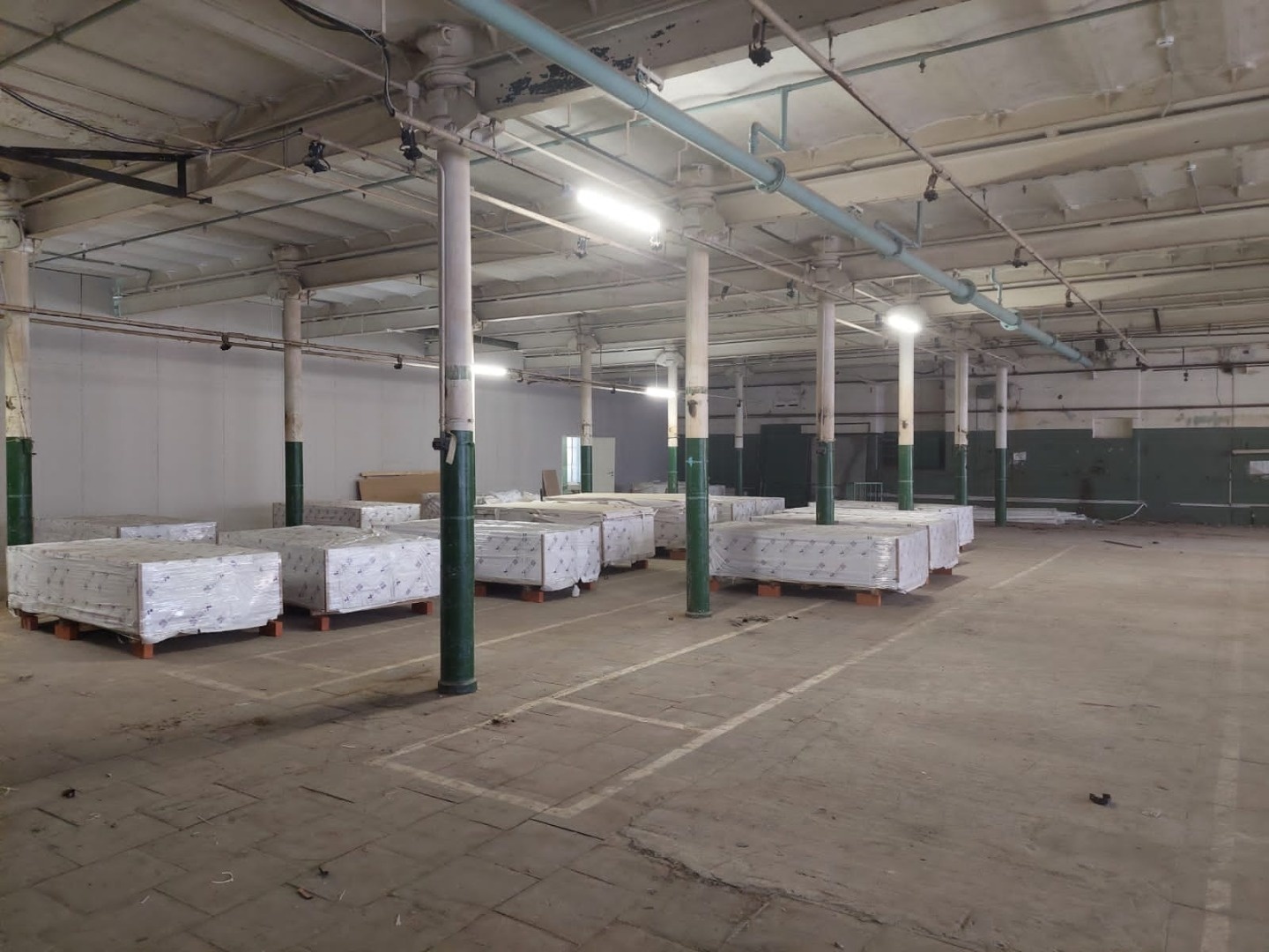 Земельный участок под производство, склады, площадь 
139 250 кв.м. + ЖД + 3000 действующий склад + краны
Категория
Земли  населенных пунктов
Описание
Имущественный комплекс расположен в 8 км. от КАД.
Коммуникации: электроснабжение (выделенная мощность 385 кВт), 
водоснабжение, водоотведение(канализа